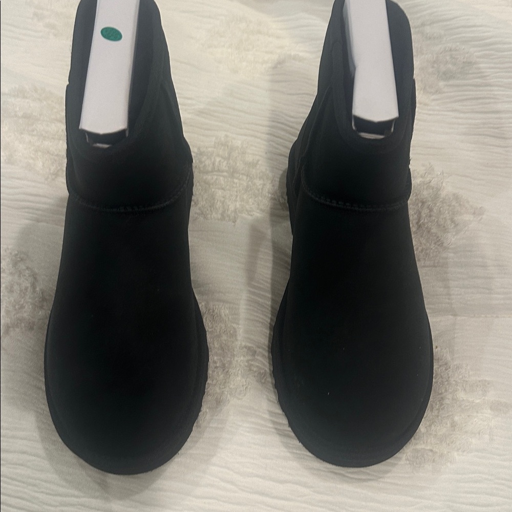New In Box UGG Black Mini Li Shearling Ankle Boots 7